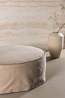 Elegant Vindö Ottoman – Stil och Funktionalitet