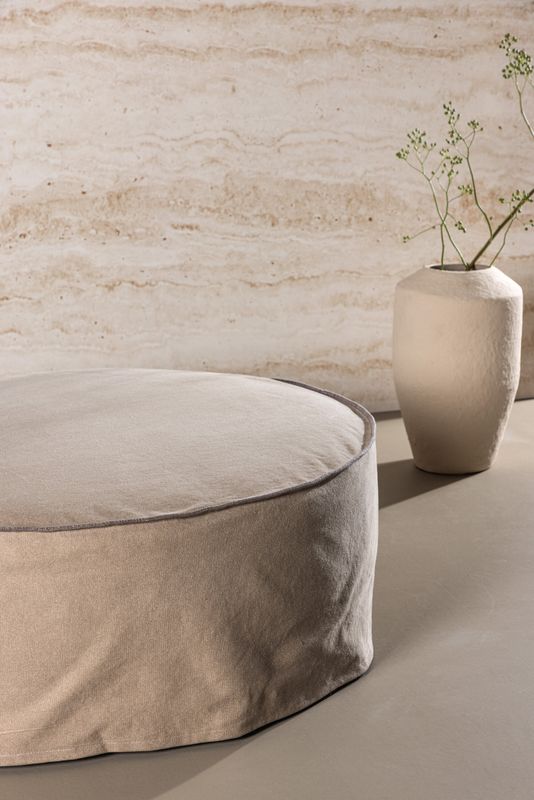 Elegant Vindö Ottoman – Stil och Funktionalitet