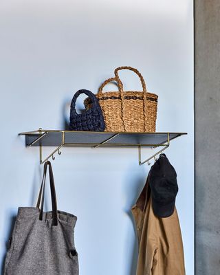 House Doctor Wally Hylla Antik Mässingsfärg Svart