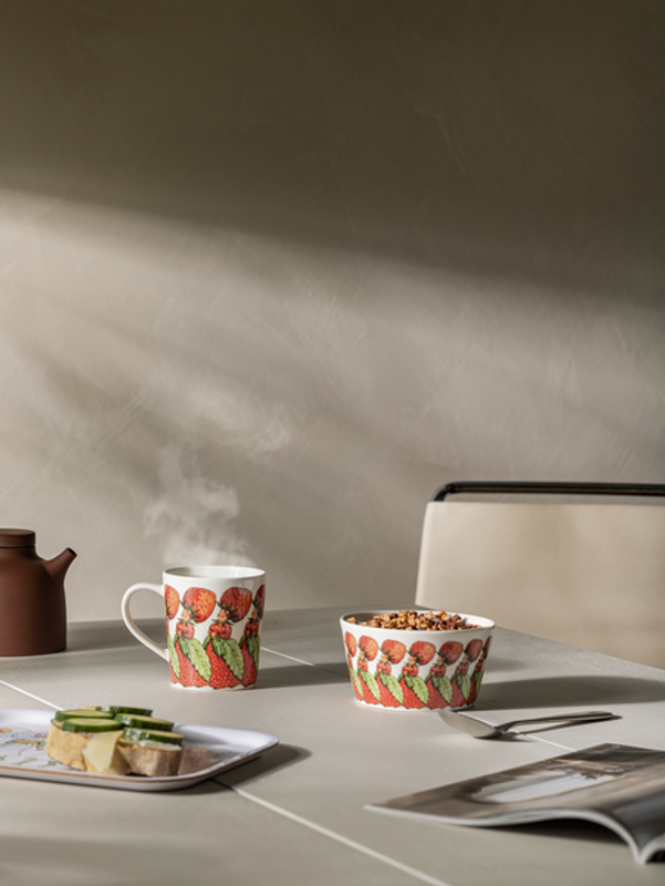 Design House Stockholm Elsa Beskow Mugg The Strawberry Family 40 cl med öra