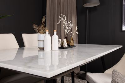 Venture Home Estelle & Leone Rektangulärt Matbord 140 x 90 Svart + 4 st Matstolar Beige