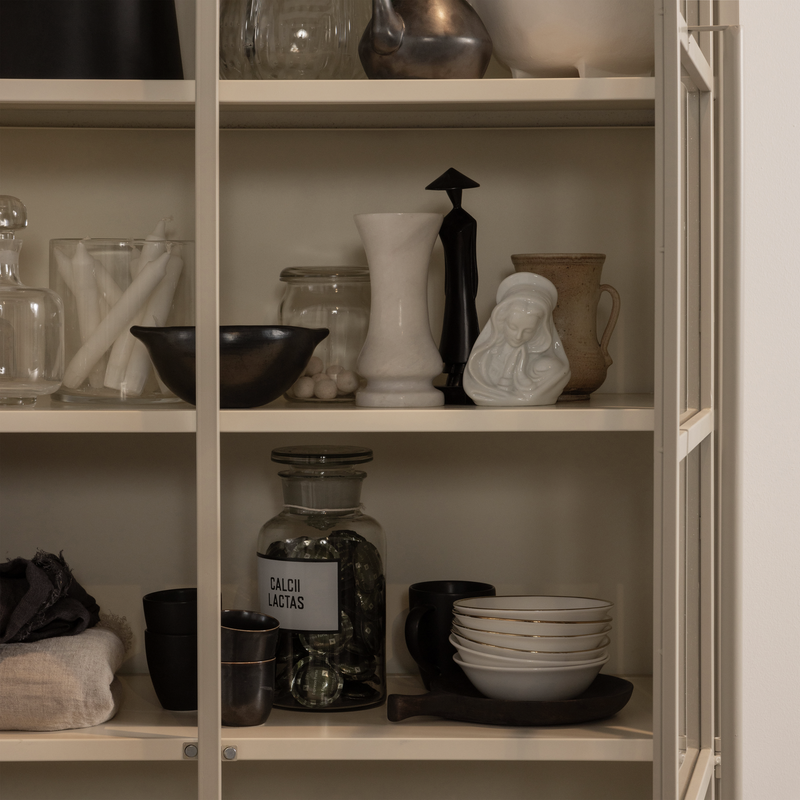 WOOOD Exhibit XL vitrinskåp med två dörrar i metall, sandfärg