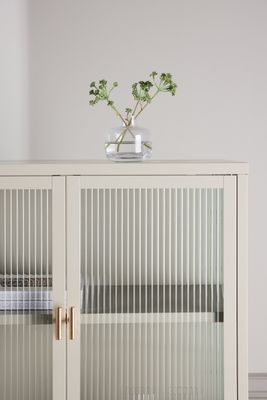 Venture Home Garis skåp i beige med glasdörrar