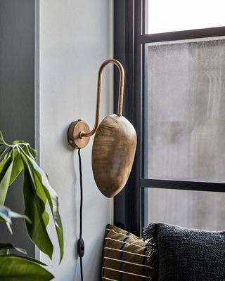 House Doctor Swan Vägglampa i Antik Mässing