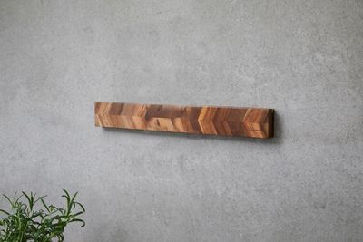 Laguiole By Hâws magnetisk knivhållare för vägg 40x5x2 cm i akaciaträ, fiskbensmönster