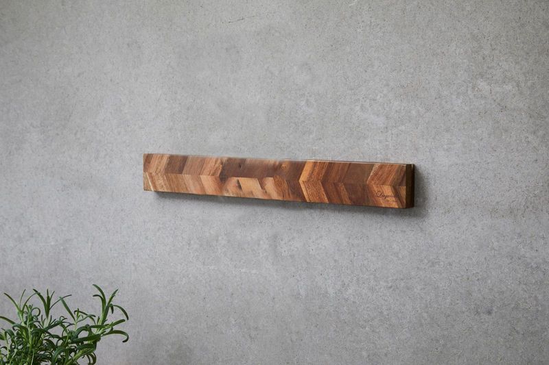 Laguiole By Hâws magnetisk knivhållare för vägg 40x5x2 cm i akaciaträ, fiskbensmönster