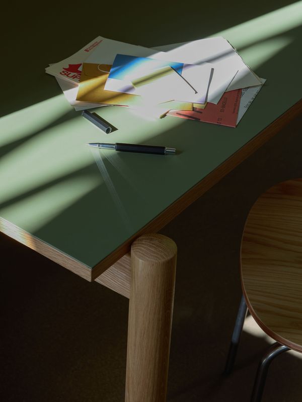 Hübsch Oblique Skrivbord i Olivgrön 140x81xh75cm