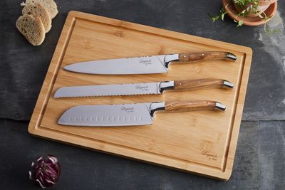 Laguiole By Hâws kockknivset med 3 knivar i olivträ och skärbräda i bambu