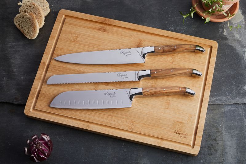 Laguiole By Hâws kockknivset med 3 knivar i olivträ och skärbräda i bambu
