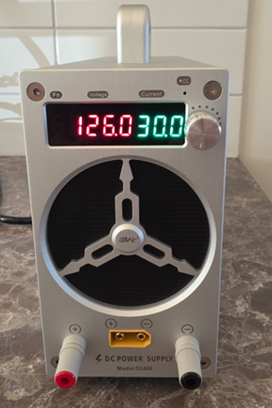 Justerbart laboratorieaggregat: 0–120 V DC / 0–30 A