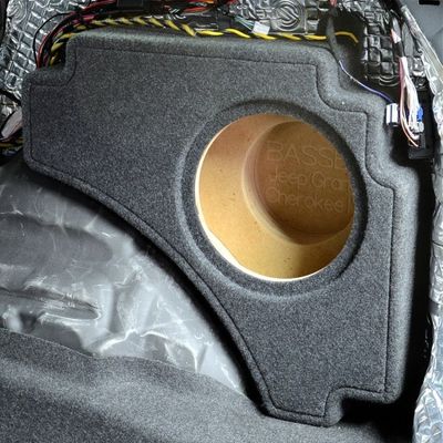 Baslåda Jeep Grand Cherokee 4 10" -10