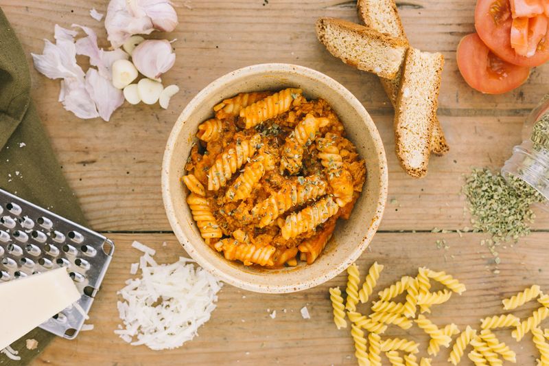 Fusilli all´uovo med kyckling bolognese och grana