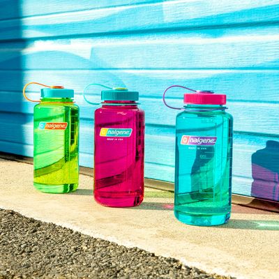 2020_08_PB_Nalgene_NewColorsOutdoors_Group_TealWall_Square