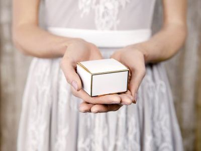 Presentask - vita med guldkanter