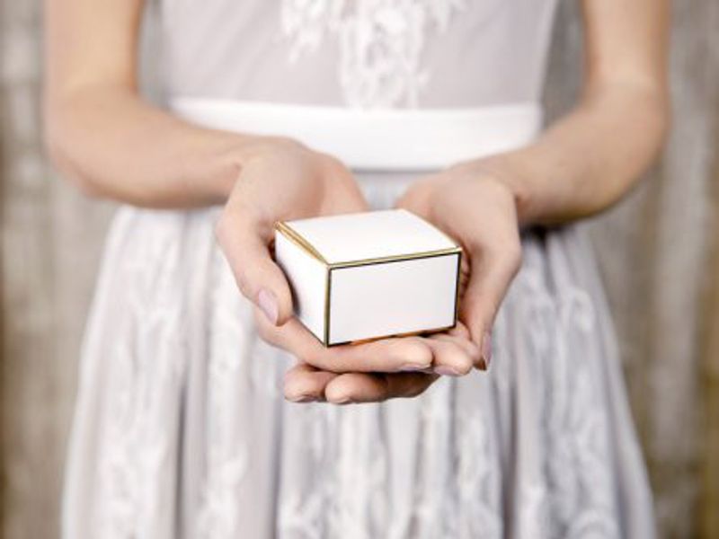 Presentask - vita med guldkanter