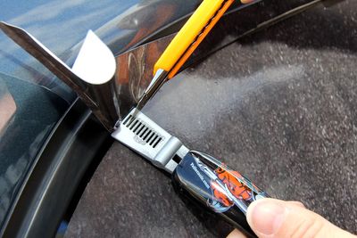 wrapslipcut-clipper_messerfuehrungshilfe_cutter-blade-guide_car-wrapping_yellotools_101997