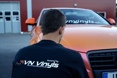 Powered by VN Vinyls, #LAYEDNOTSPRAYED T-Shirt Svart