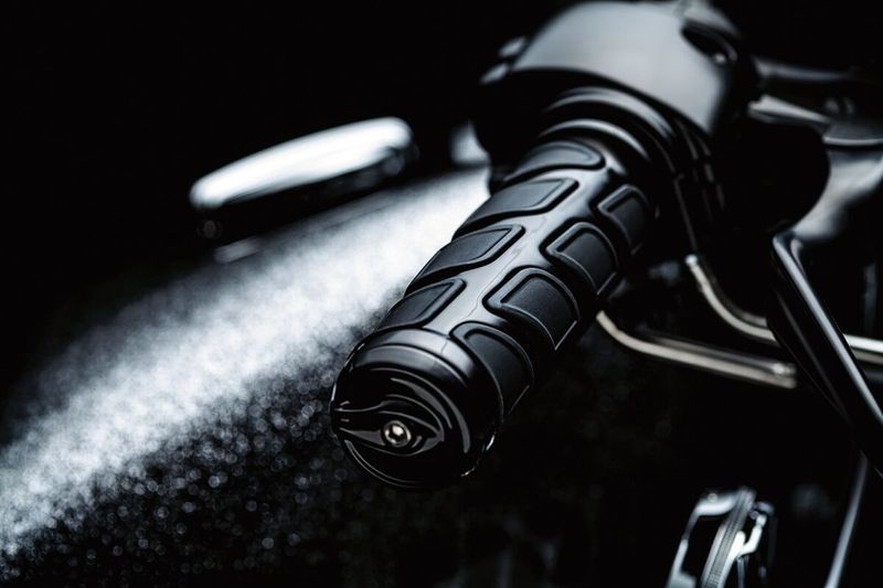 Handtag Kuryakyn Kinetic dubbel Sportster 18-22 svart