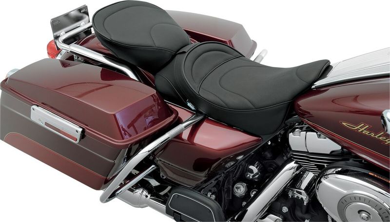 Passagerardyna Drag Specialties vinyl svart bred Touring 97-24, Trike 14-19