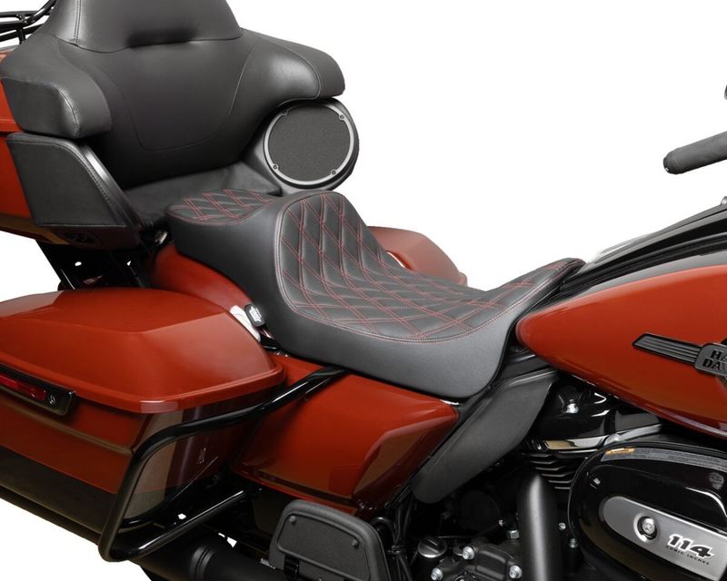 Sadel Drag Specialties Reach Predator III förlängd dubbel vinyl röd