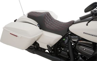 Sadel Drag Specialties Predator III dubbel diamond Touring 08-24 svart/röd