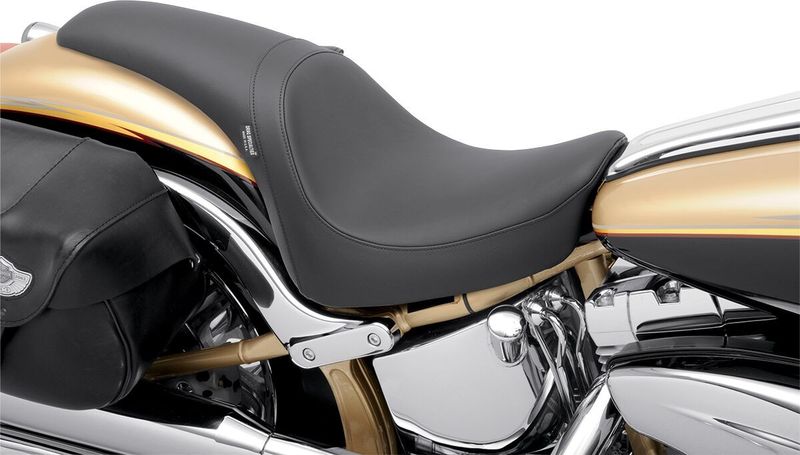 Sadel Drag Specialties Predator slät vinyl svart Softail 00-07