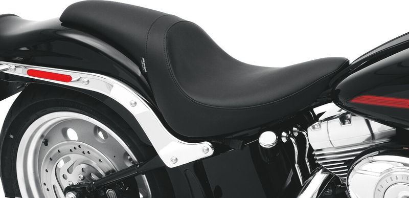Sadel Drag Specialties Predator slät svart Softail 06-17