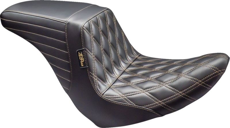 Sadel fram Le Pera Kickflip W/chestnut Thread Softail 18-24