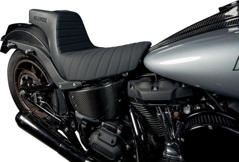Sadel Slyfox Noon vinyl Softail 18-24 svart