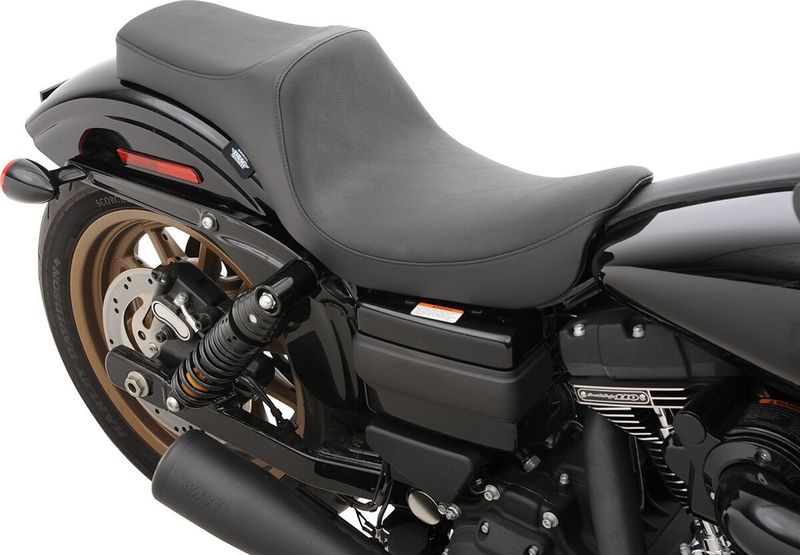 Sadel Drag Specialties Predator III slät svart Dyna 06-17