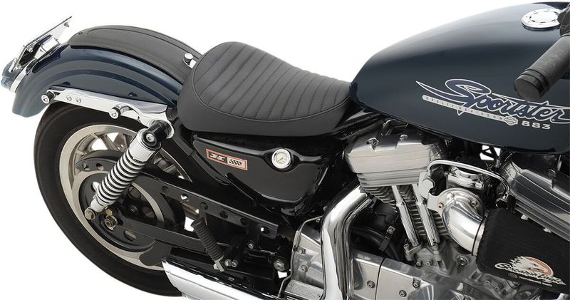 Sadel fram Drag Specialties vinyl svart Sportster 82-03