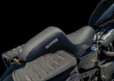 Sadel Slyfox Drifter vinyl slät Sportster 04-22 svart/grå