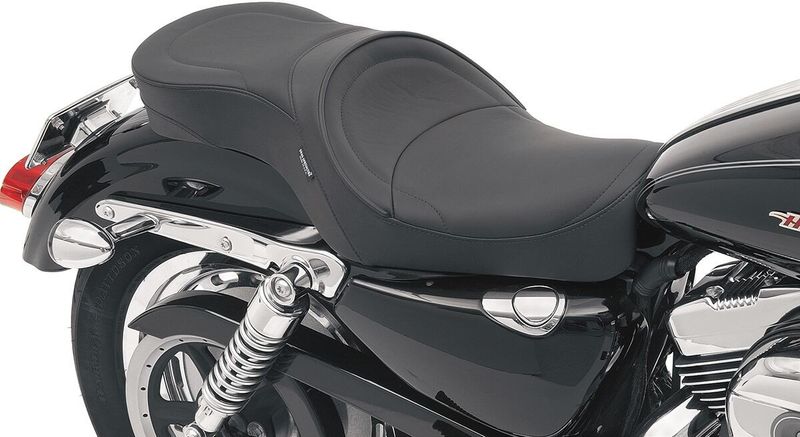 Touringsadel Drag Specialties Low-Profile vinyl svart Sportster 04-22