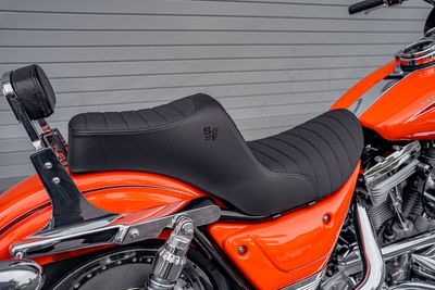 Sadel Slyfox Noon vinyl svart FXR 82-94, Suzuki 99-00