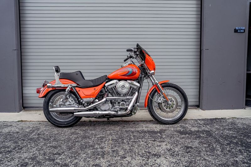 Sadel Slyfox Noon vinyl svart FXR 82-94, Suzuki 99-00