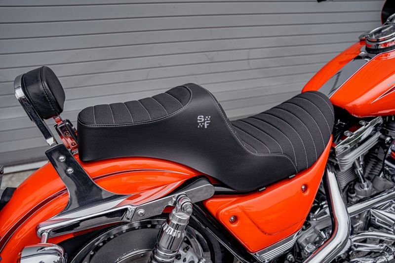 Sadel Slyfox Noon vinyl silver FXR 82-94, Suzuki 99-01