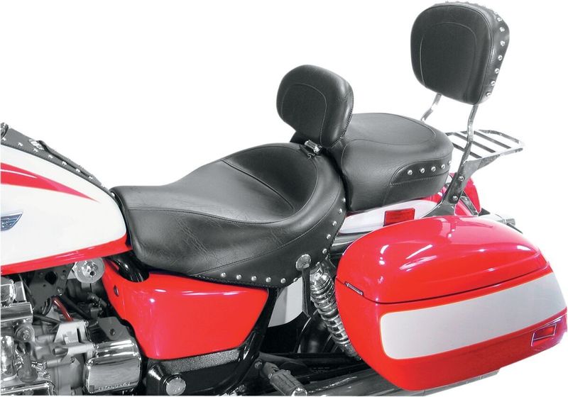 Sadel Mustang Wide Touring 2-up med förarryggstöd nitar med conchos Honda Valkyrie