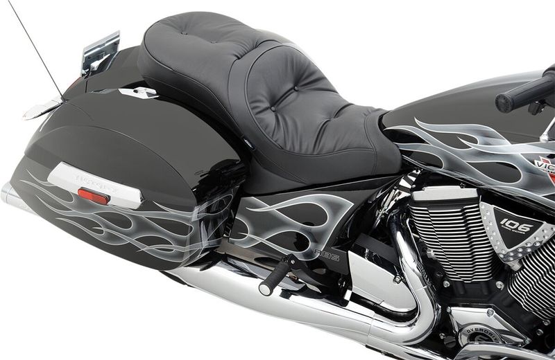 Touringsadel Drag Specialties Low-Profile vinyl svart Victory 10-15