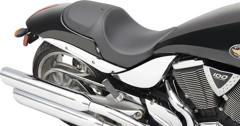Sadel Drag Specialties Predator vinyl svart kolfiber Victory 05-14