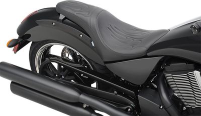 Sadel Drag Specialties Predator slät läder svart flame Victory 03-17
