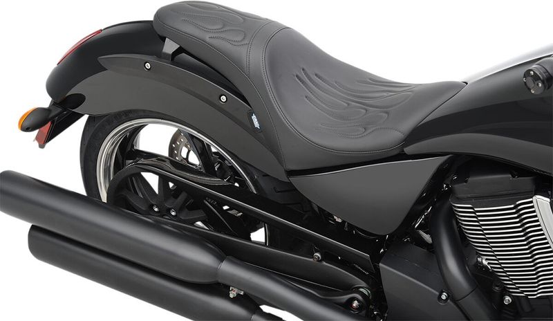 Sadel Drag Specialties Predator slät läder svart flame Victory 03-17
