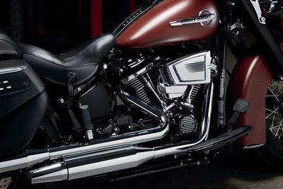 Dekorkåpa lyftarhus Kuryakyn Precision svart H-D 17-24