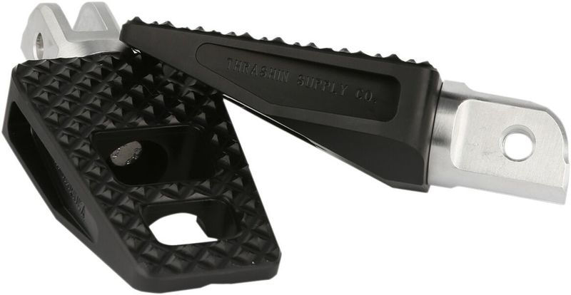 Fotpinnar Thrashin Supply P-54 förare svart fram Softail 18-upp, Livewire 22-23