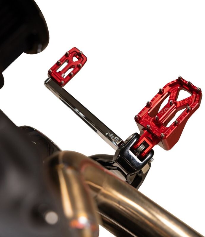 Fotpinnar Thrashin Supply Aggressor H-D 72-upp röd