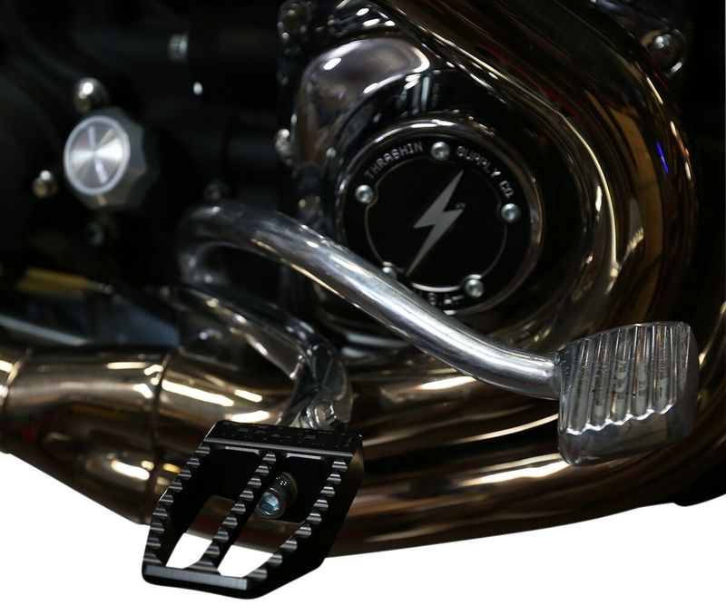 Fotpinnar Thrashin Supply Militant svart H-D 36-upp