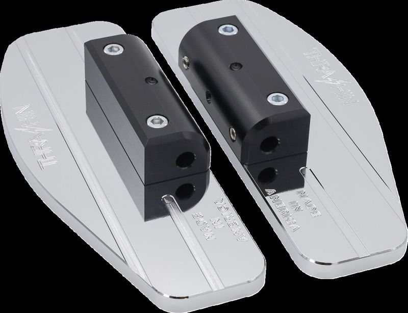 Fotplattor Thrashin Supply passagerare krom H-D 80-upp