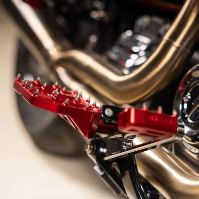 Fotplattor Thrashin Supply Aggressor Mini Rear H-D 72-upp röd
