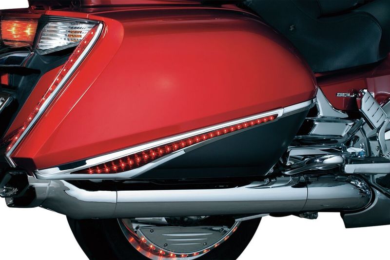 Sidoväska Kuryakyn Swoops LED krom Honda 12-17