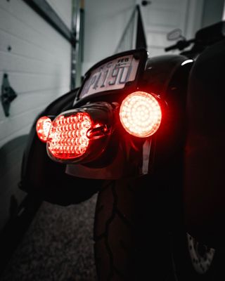 Fäste nummerplåt Custom Dynamics H-D 99-upp svart
