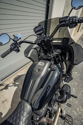 Tankpanel Slyfox Softail 22-24 kolfiber matt